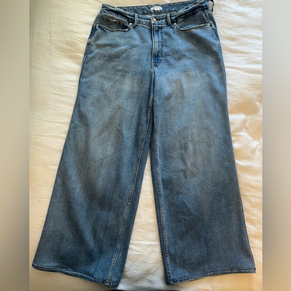 Good American Flare Jeans in Classic Blue - Picture 1 of 4
